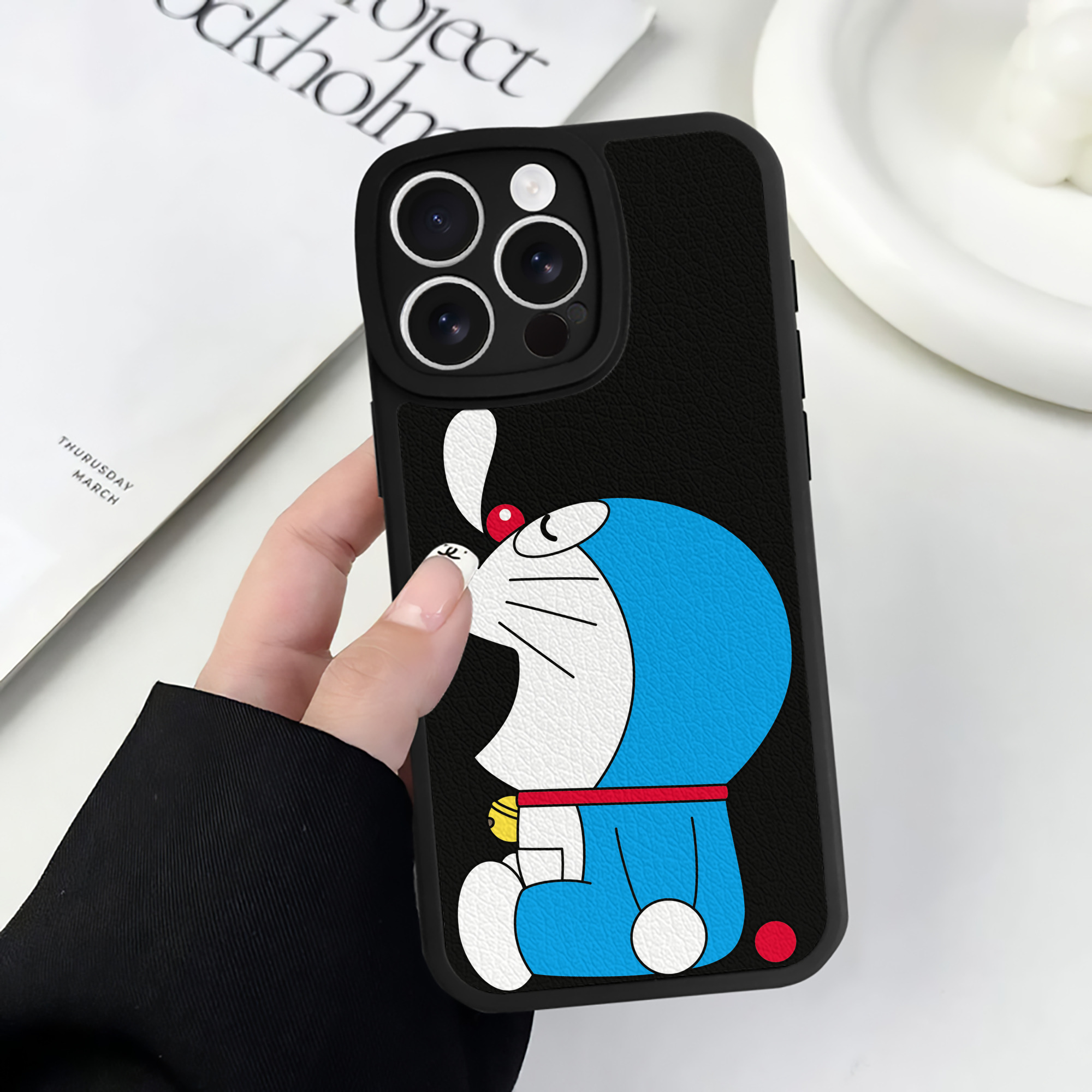 （画像用） ドラえもん Doraemon 【iPhone 16シリーズ対応】シリコンスマホケース（レザー調） 材質：シリコン